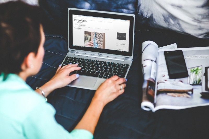 woman-with-laptop-lying-down-in-bed