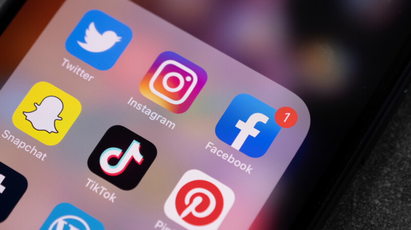 Top Social Media Icons Twitter, Instagram, Facebook on Apple iPhone XS Display