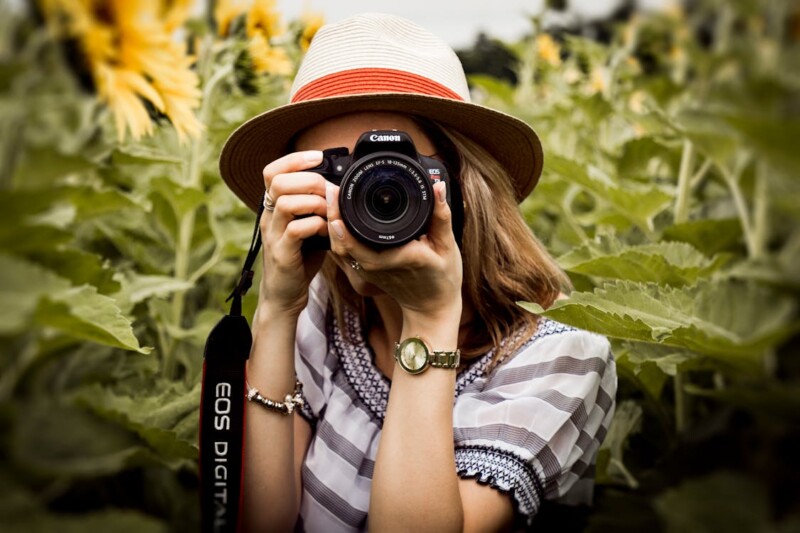 A lady photographer holding a DLSR camera